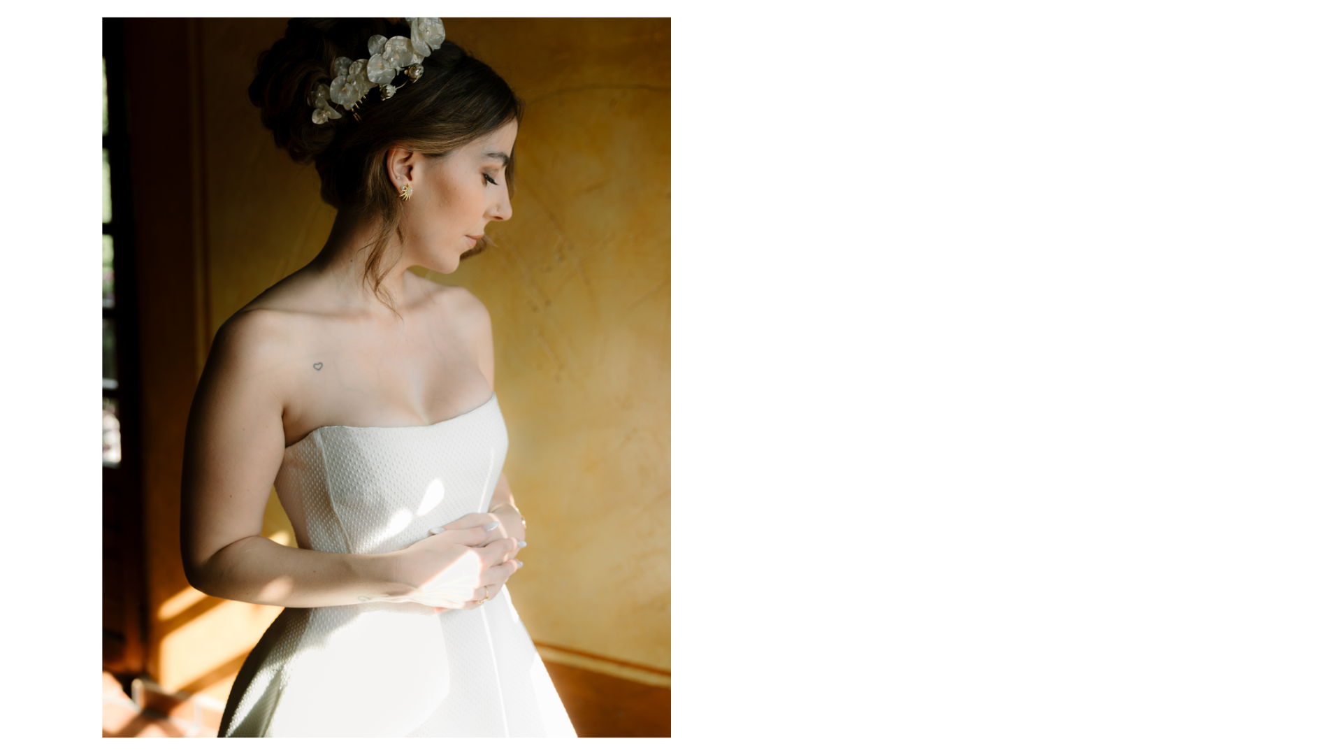 Fotografía de la novia Sandra ajustándose el vestido antes de su boda en un entorno industrial, capturada por fotógrafo de bodas en Valladolid