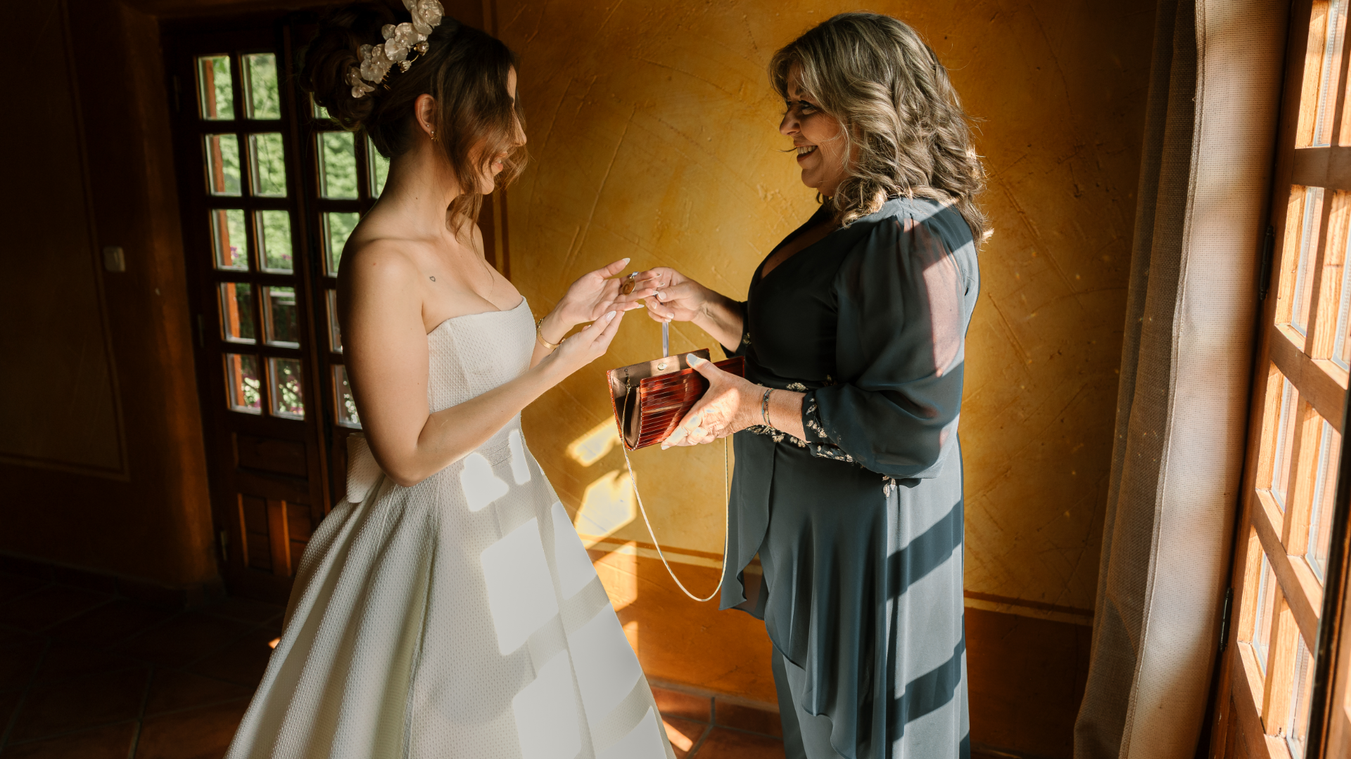 Fotografía de la novia Sandra ajustándose el vestido antes de su boda en un entorno industrial, capturada por fotógrafo de bodas en Valladolid