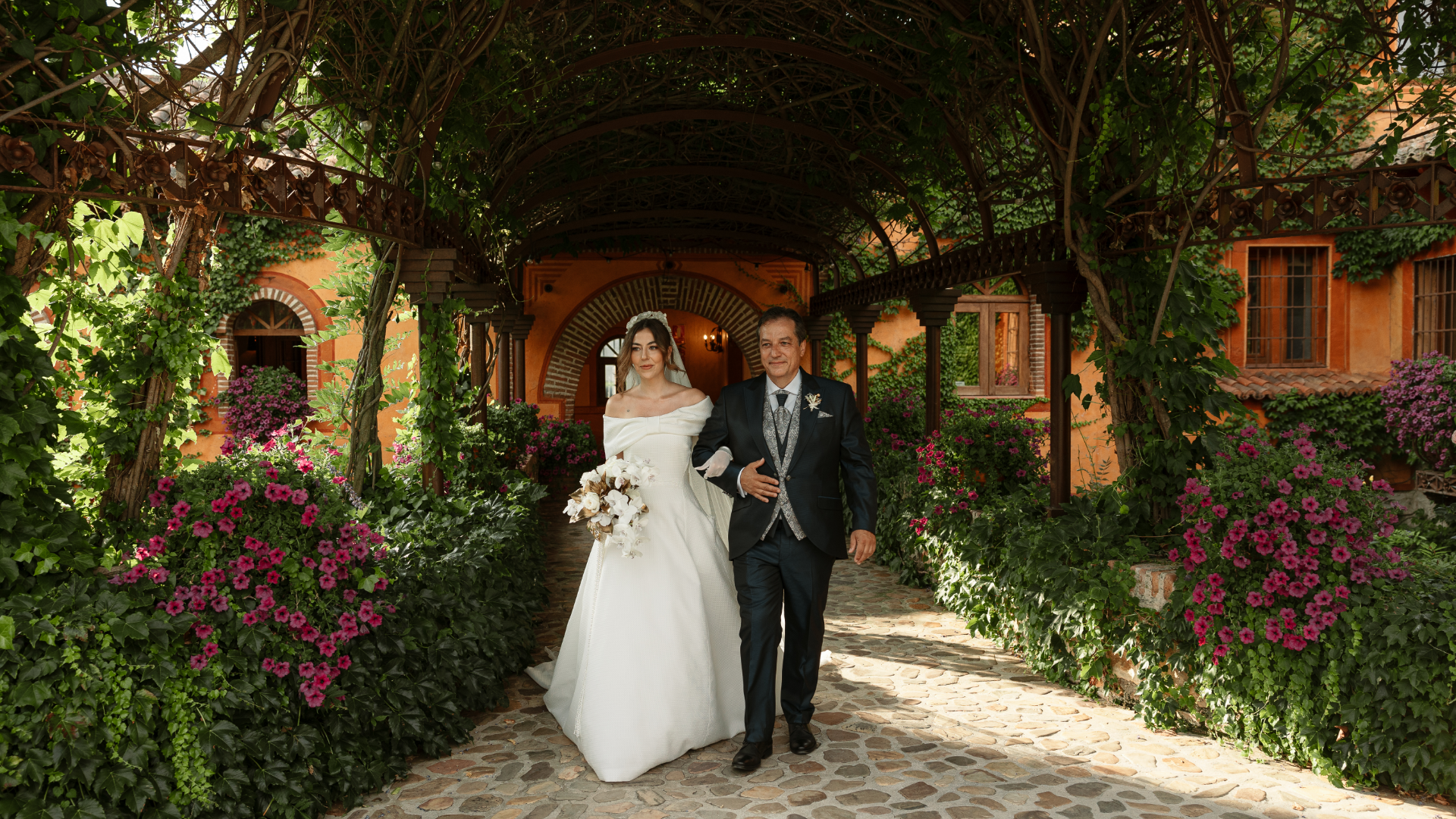 Sandra y Ángel durante la ceremonia de su boda en la Antigua Fábrica de Harinas, Torremocha del Jarama.