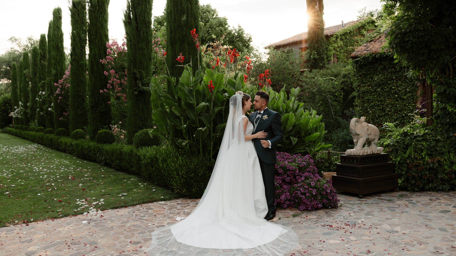 Sandra y Ángel durante la ceremonia de su boda en la Antigua Fábrica de Harinas, Torremocha del Jarama.