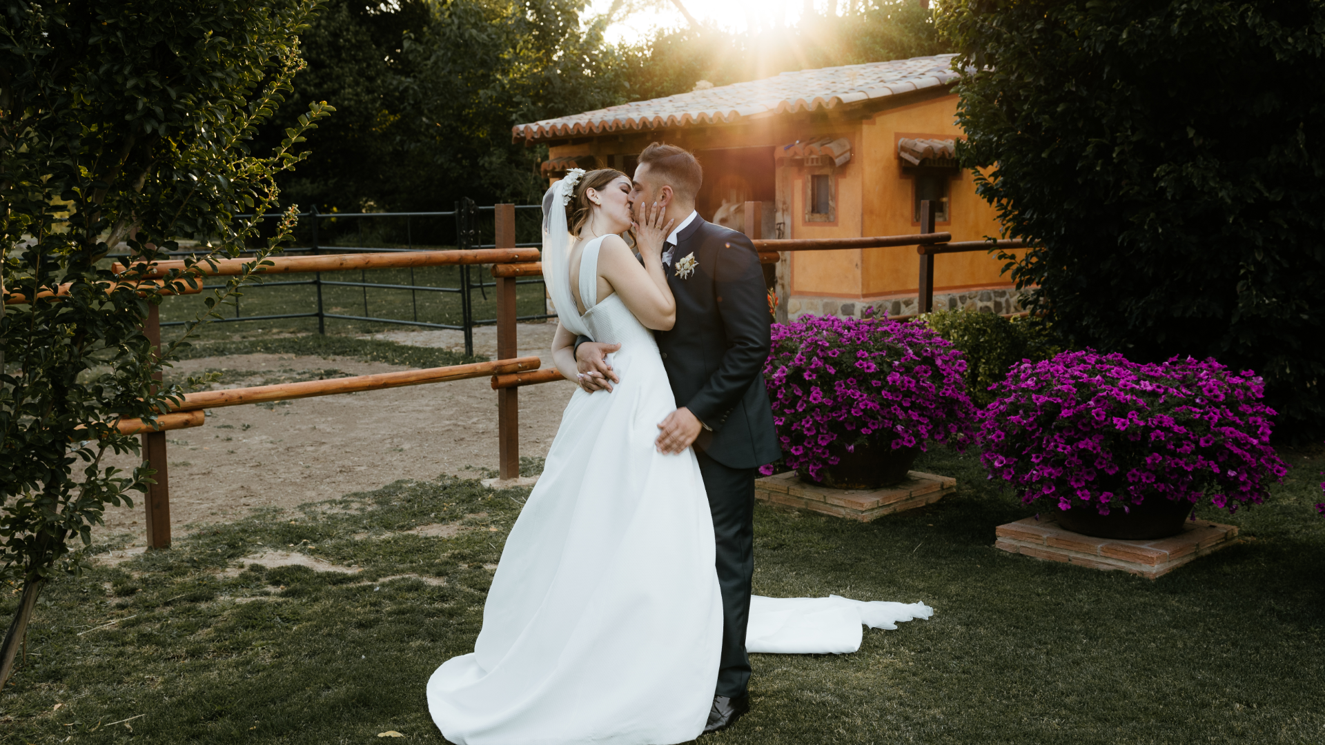 Sandra y Ángel durante la ceremonia de su boda en la Antigua Fábrica de Harinas, Torremocha del Jarama.