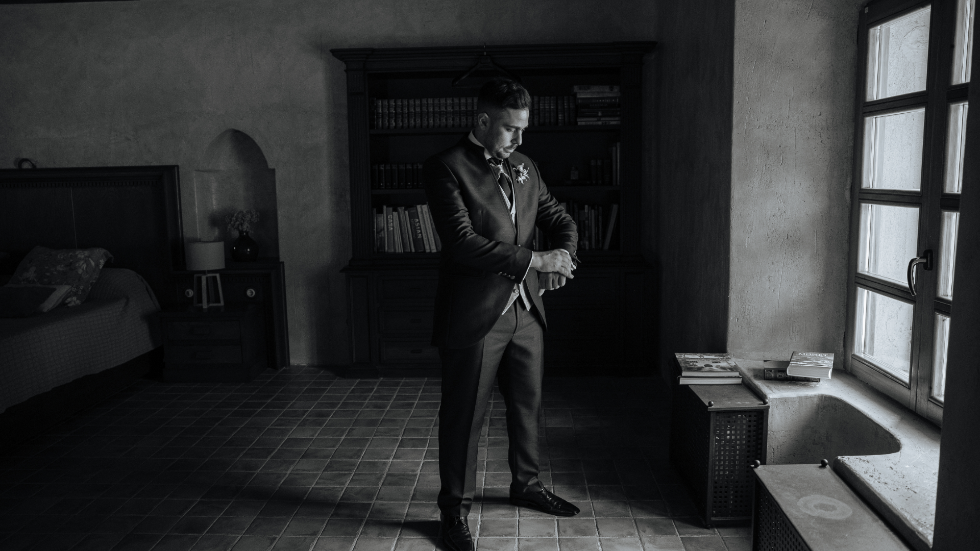 Fotografía de Ángel, el novio, preparándose para la ceremonia en la Antigua Fábrica de Harinas