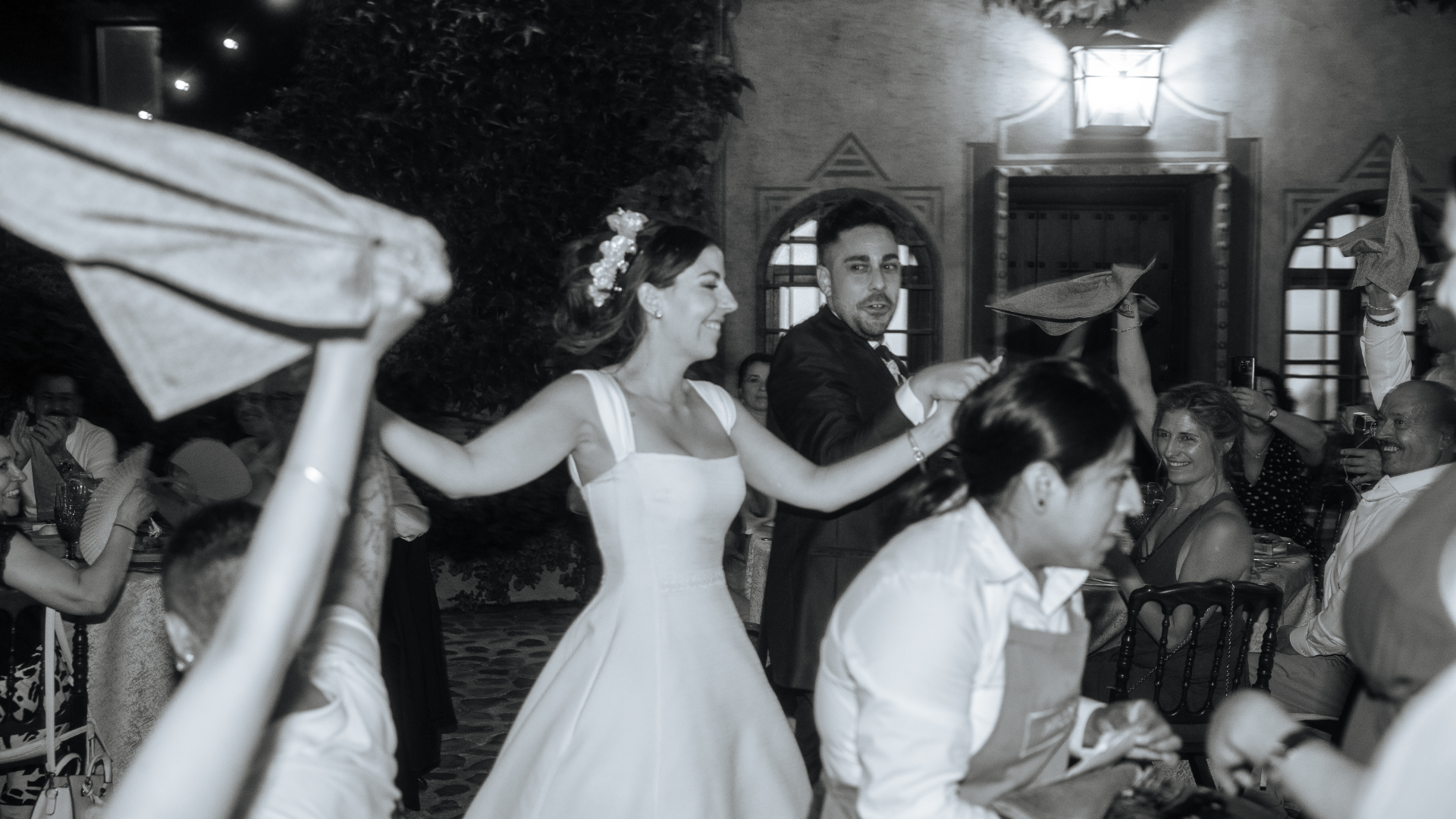 nvitados disfrutando y celebrando la boda de Sandra y Ángel en la Antigua Fábrica de Harinas, capturados por fotógrafo de bodas en Valladolid