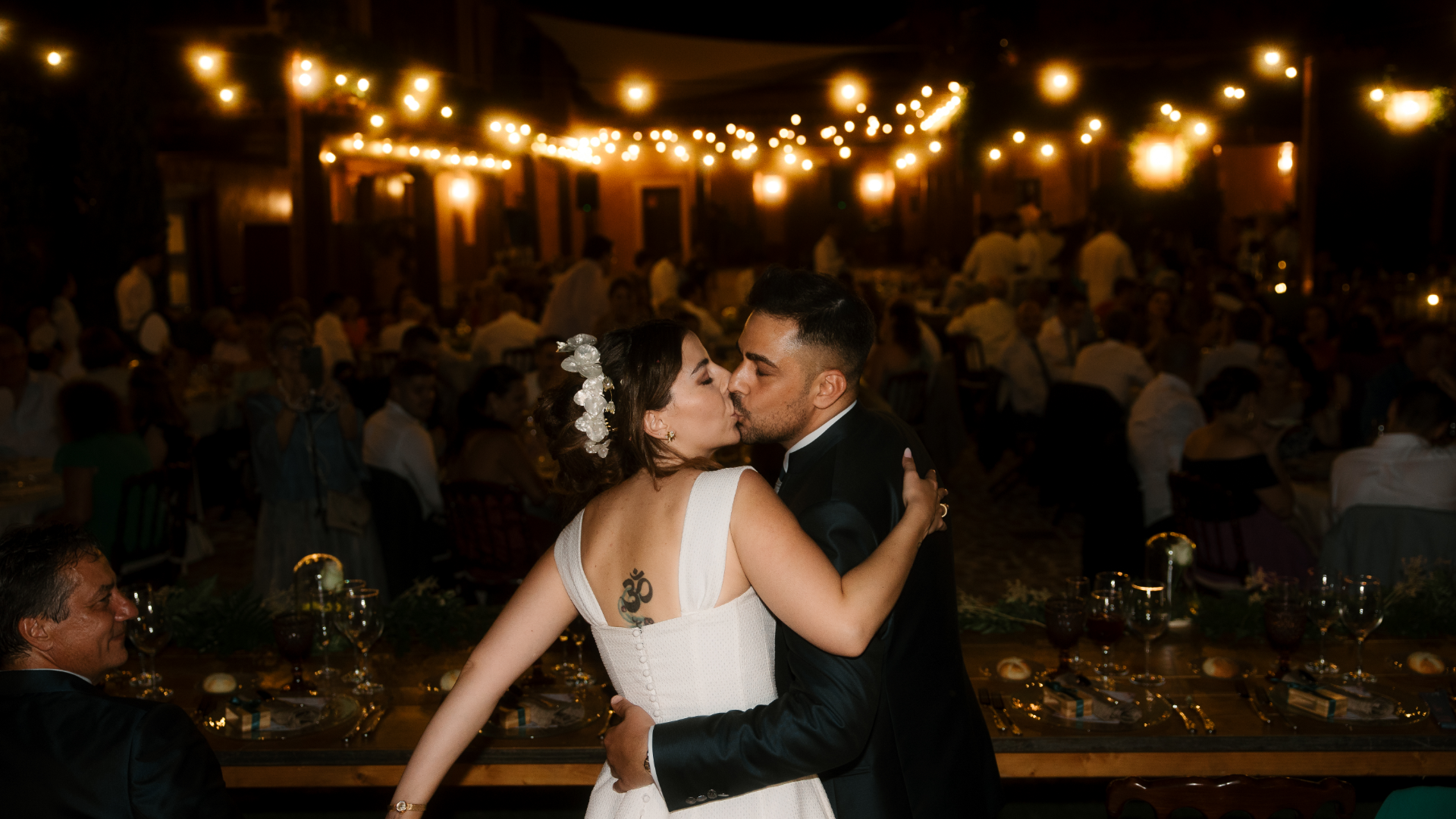 nvitados disfrutando y celebrando la boda de Sandra y Ángel en la Antigua Fábrica de Harinas, capturados por fotógrafo de bodas en Valladolid