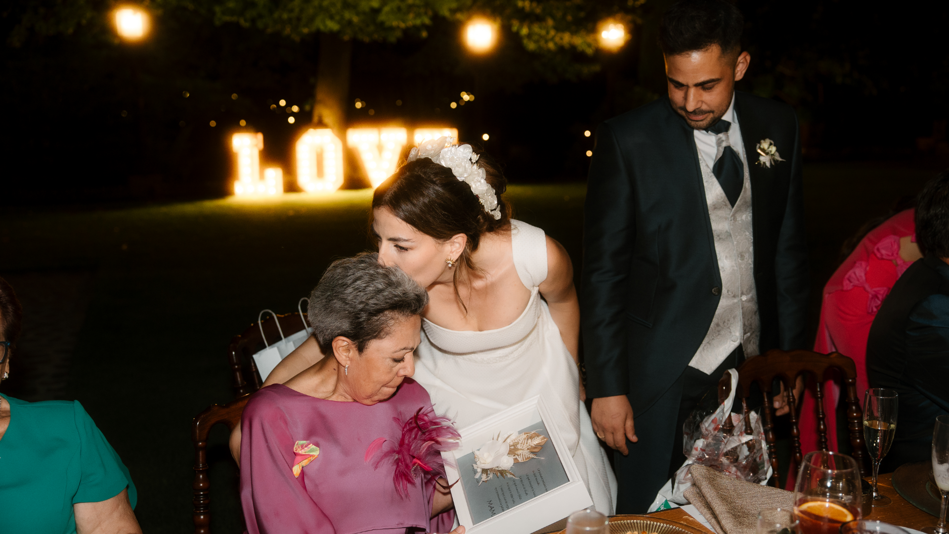 nvitados disfrutando y celebrando la boda de Sandra y Ángel en la Antigua Fábrica de Harinas, capturados por fotógrafo de bodas en Valladolid