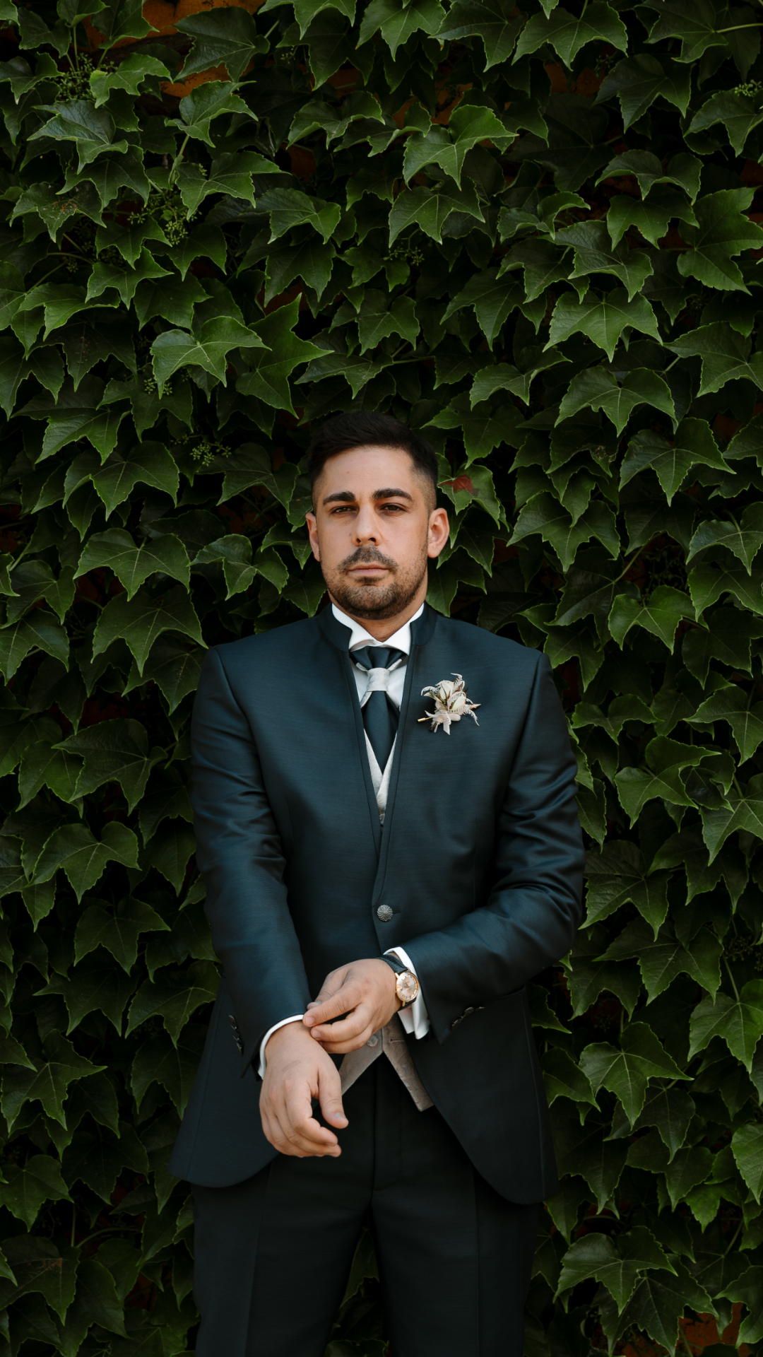 Fotografía de Ángel, el novio, preparándose para la ceremonia en la Antigua Fábrica de Harinas