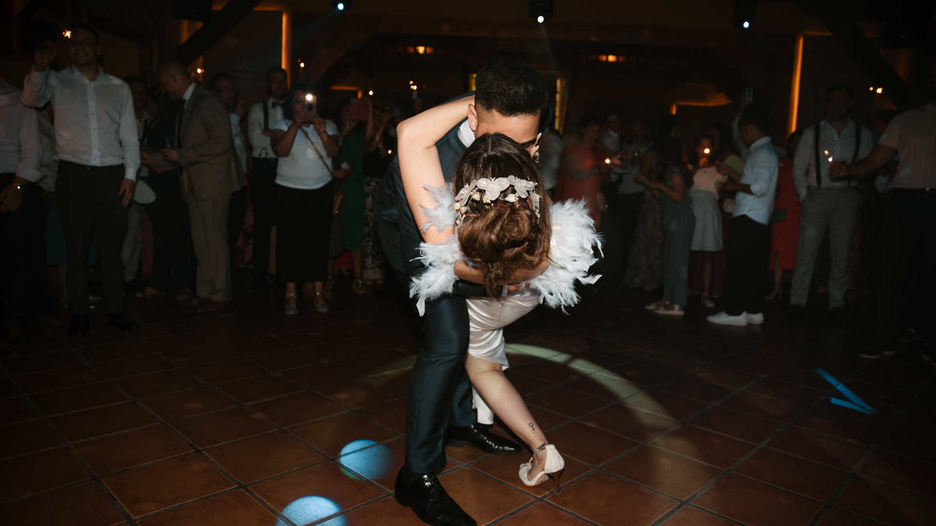 nvitados disfrutando y celebrando la boda de Sandra y Ángel en la Antigua Fábrica de Harinas, capturados por fotógrafo de bodas en Valladolid