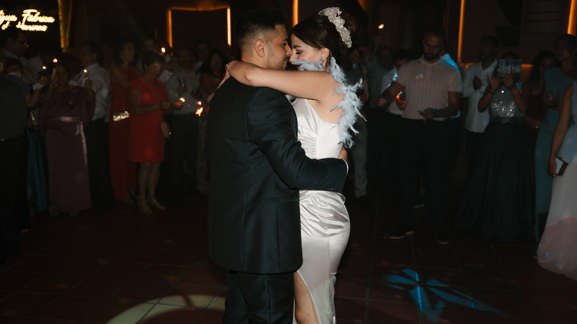 nvitados disfrutando y celebrando la boda de Sandra y Ángel en la Antigua Fábrica de Harinas, capturados por fotógrafo de bodas en Valladolid