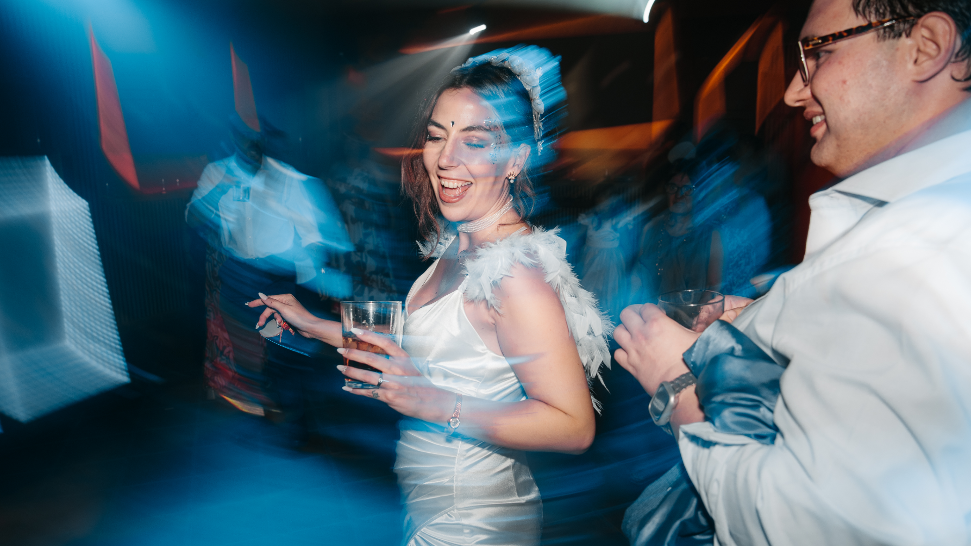 nvitados disfrutando y celebrando la boda de Sandra y Ángel en la Antigua Fábrica de Harinas, capturados por fotógrafo de bodas en Valladolid