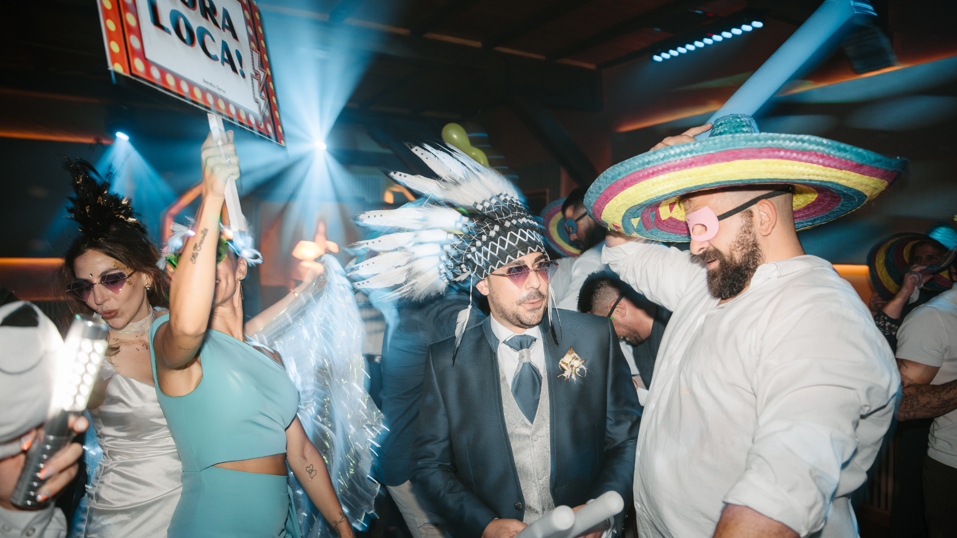 nvitados disfrutando y celebrando la boda de Sandra y Ángel en la Antigua Fábrica de Harinas, capturados por fotógrafo de bodas en Valladolid