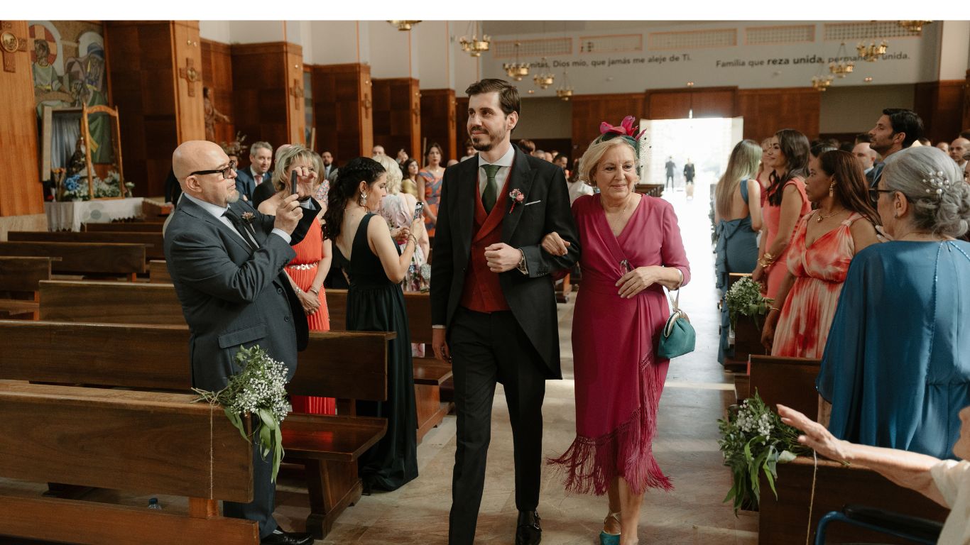 Momento emotivo durante la ceremonia religiosa de la boda de Patri y Alberto en la Parroquia de Santa María Micaela y San Enrique, Madrid.