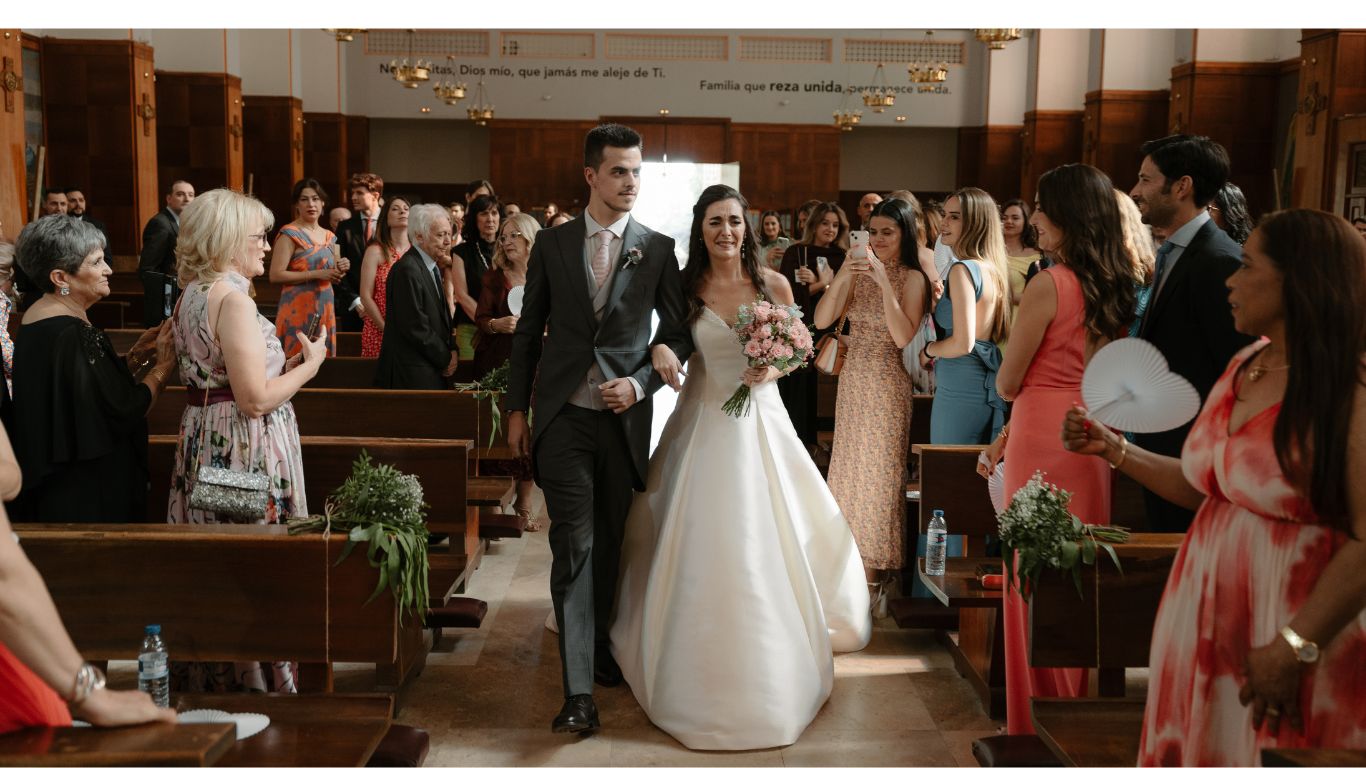 Momento emotivo durante la ceremonia religiosa de la boda de Patri y Alberto en la Parroquia de Santa María Micaela y San Enrique, Madrid.