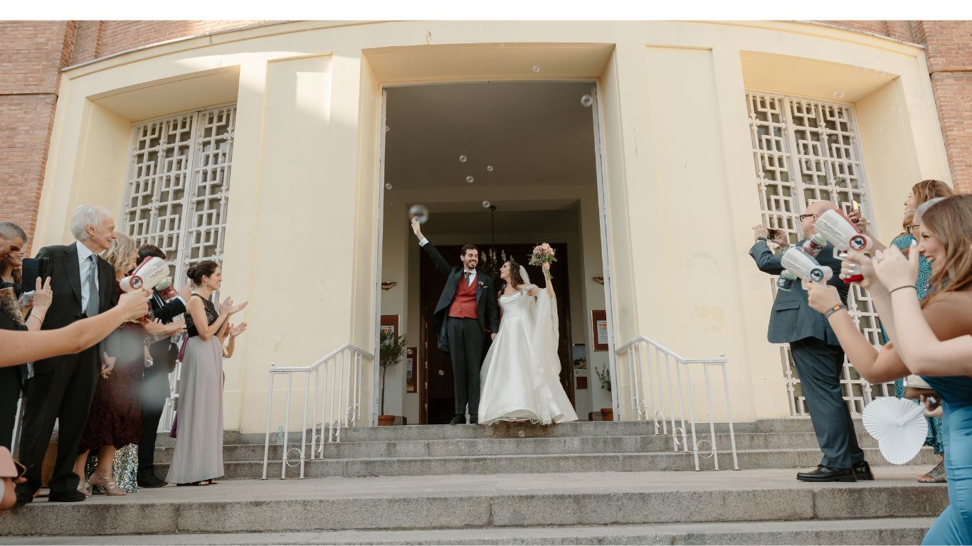 Momento emotivo durante la ceremonia religiosa de la boda de Patri y Alberto en la Parroquia de Santa María Micaela y San Enrique, Madrid.