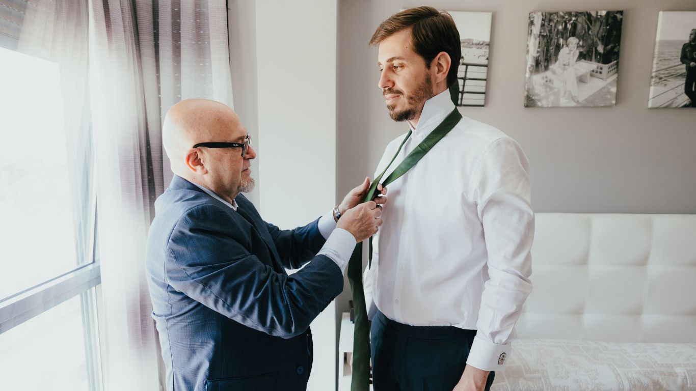 Preparativos del novio Alberto en su boda en Madrid, con elegancia y detalles naturales