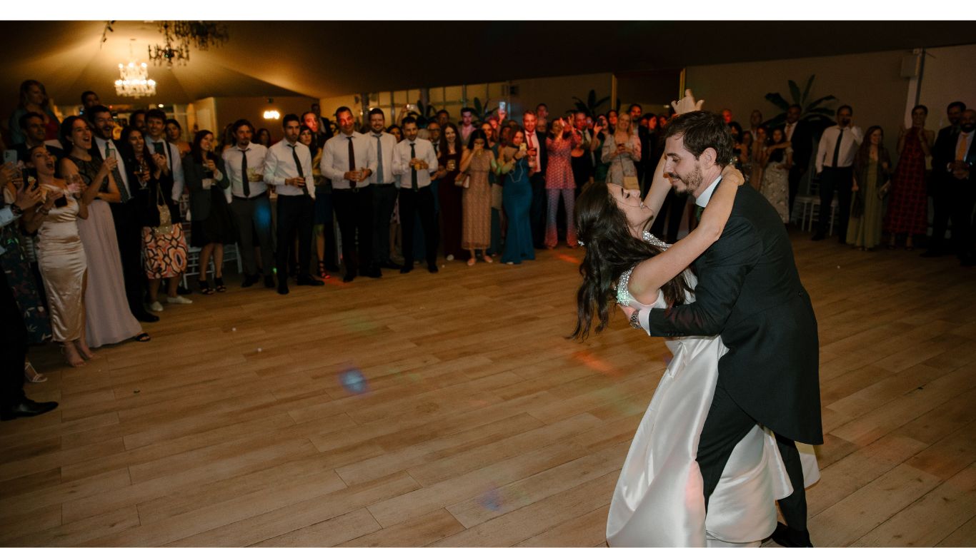 El baile y la celebración de la boda de Patri y Alberto en El Mirador del Olivar, Madrid, capturados con un estilo editorial y natural.