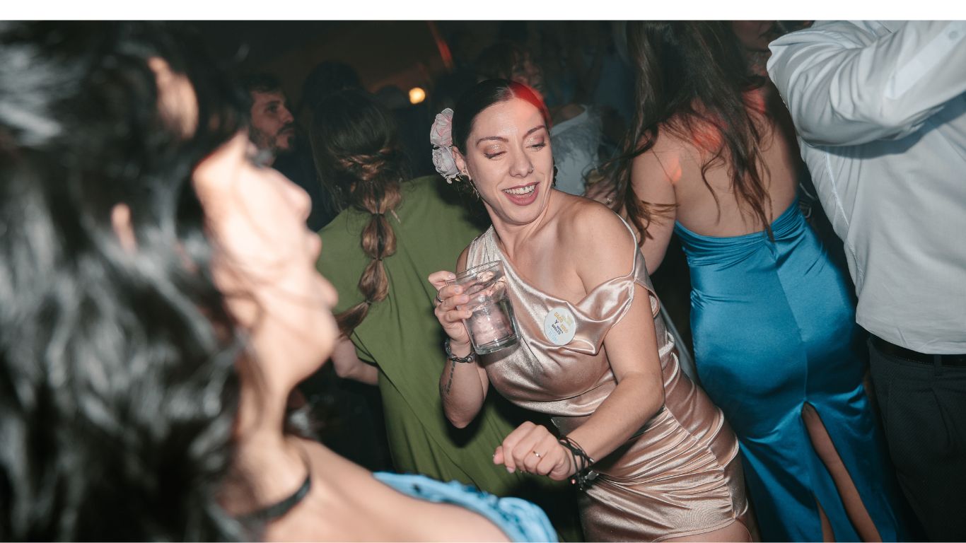 El baile y la celebración de la boda de Patri y Alberto en El Mirador del Olivar, Madrid, capturados con un estilo editorial y natural.