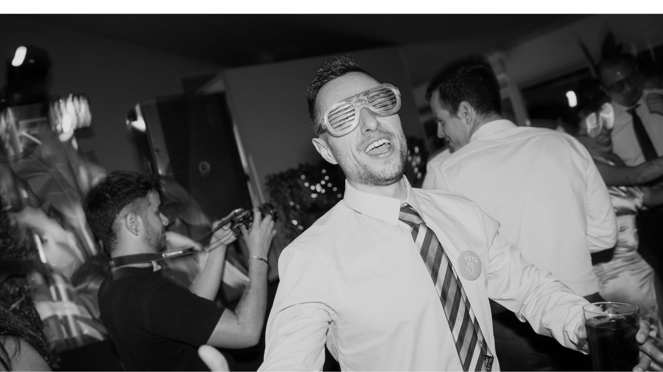 El baile y la celebración de la boda de Patri y Alberto en El Mirador del Olivar, Madrid, capturados con un estilo editorial y natural.