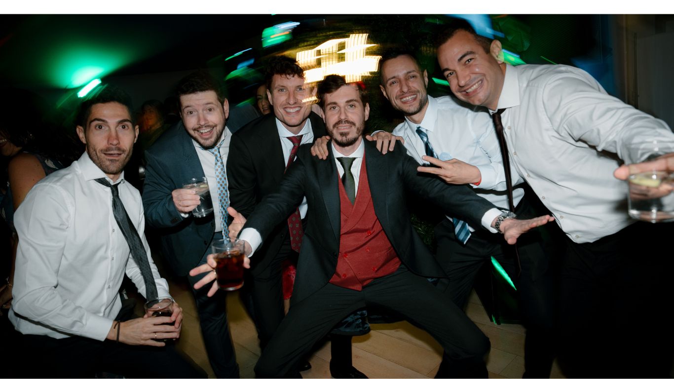 El baile y la celebración de la boda de Patri y Alberto en El Mirador del Olivar, Madrid, capturados con un estilo editorial y natural.