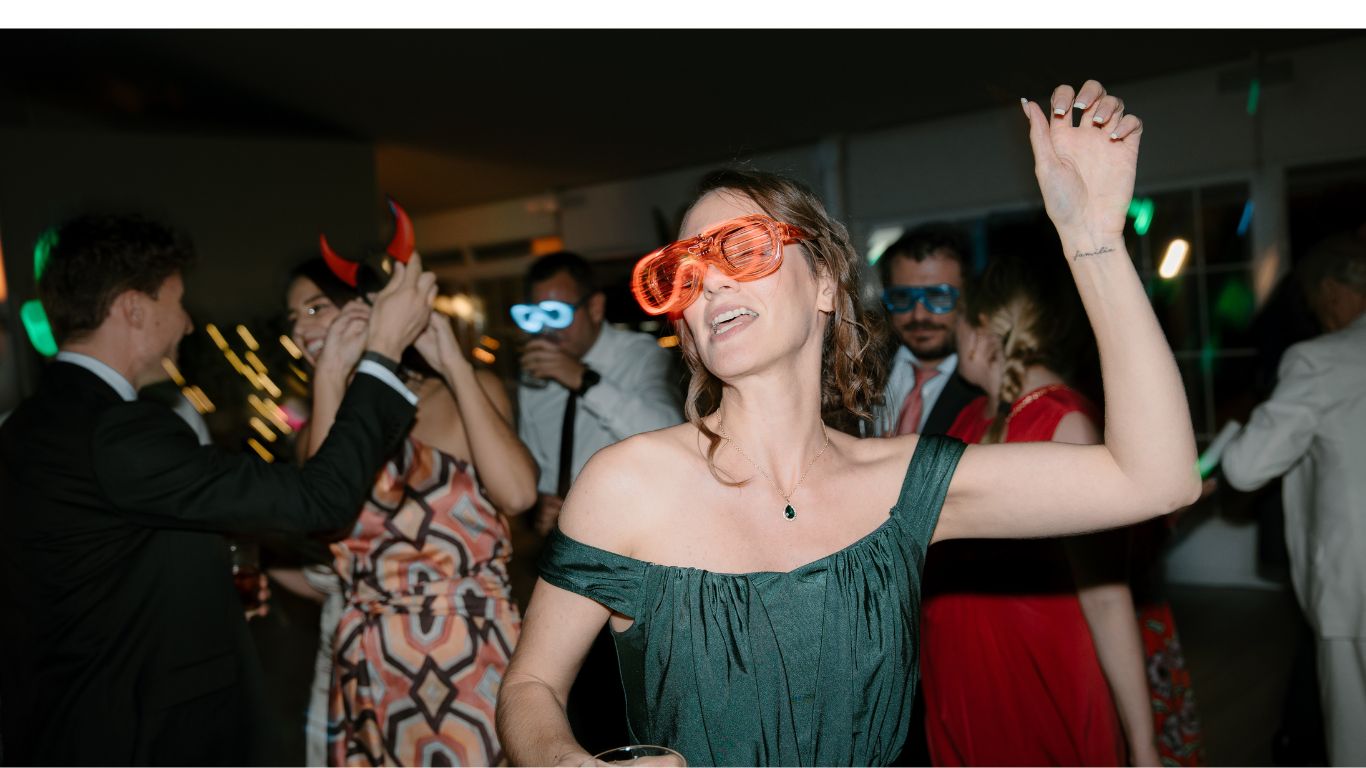 El baile y la celebración de la boda de Patri y Alberto en El Mirador del Olivar, Madrid, capturados con un estilo editorial y natural.