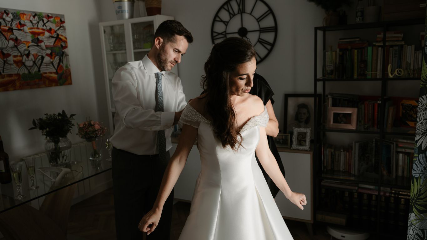 Preparativos de la novia Patri, en un ambiente natural y elegante en Madrid, antes de su boda.