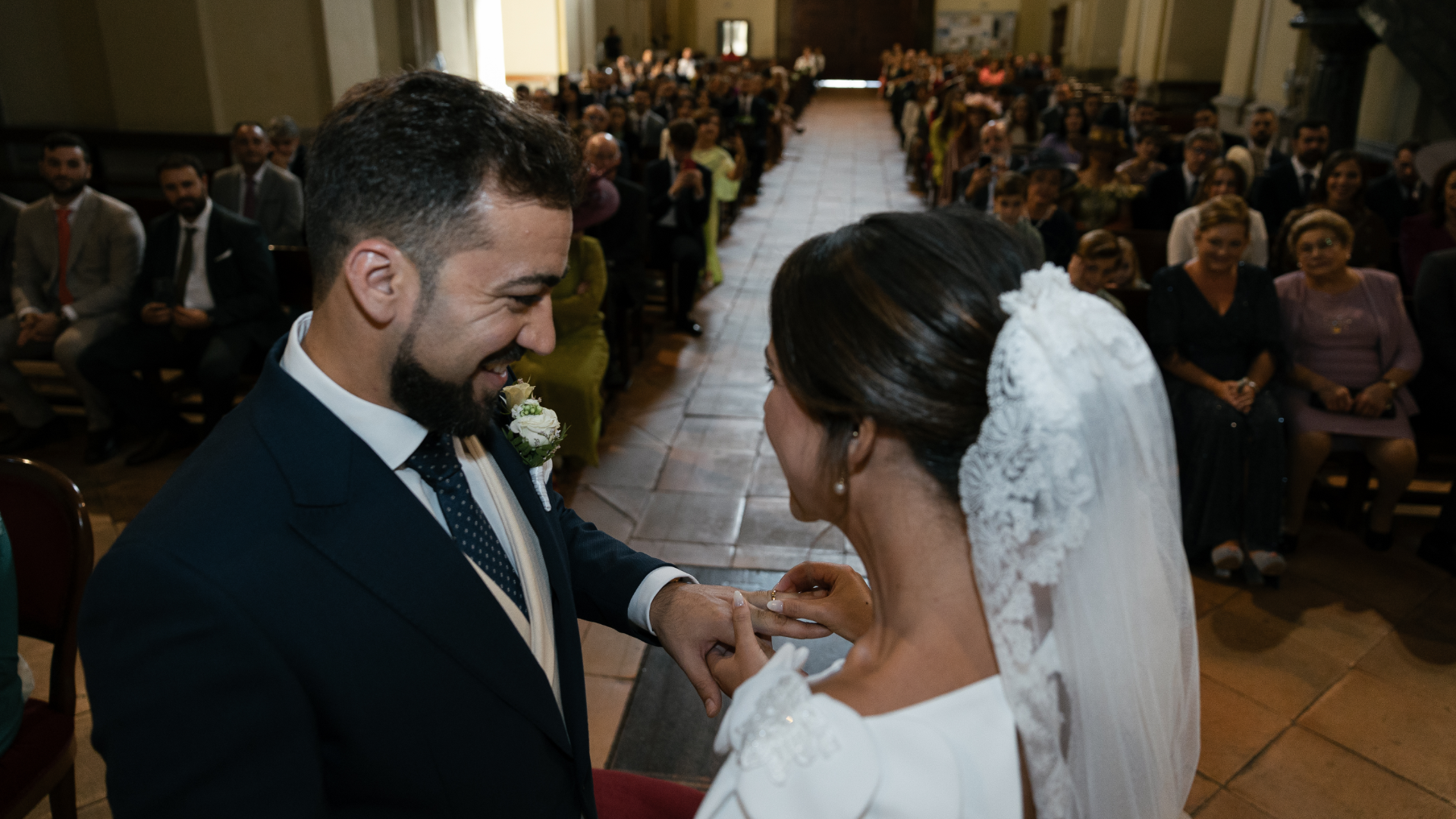 La ceremonia de boda en Alcalá de Henares con los novios intercambiando votos.