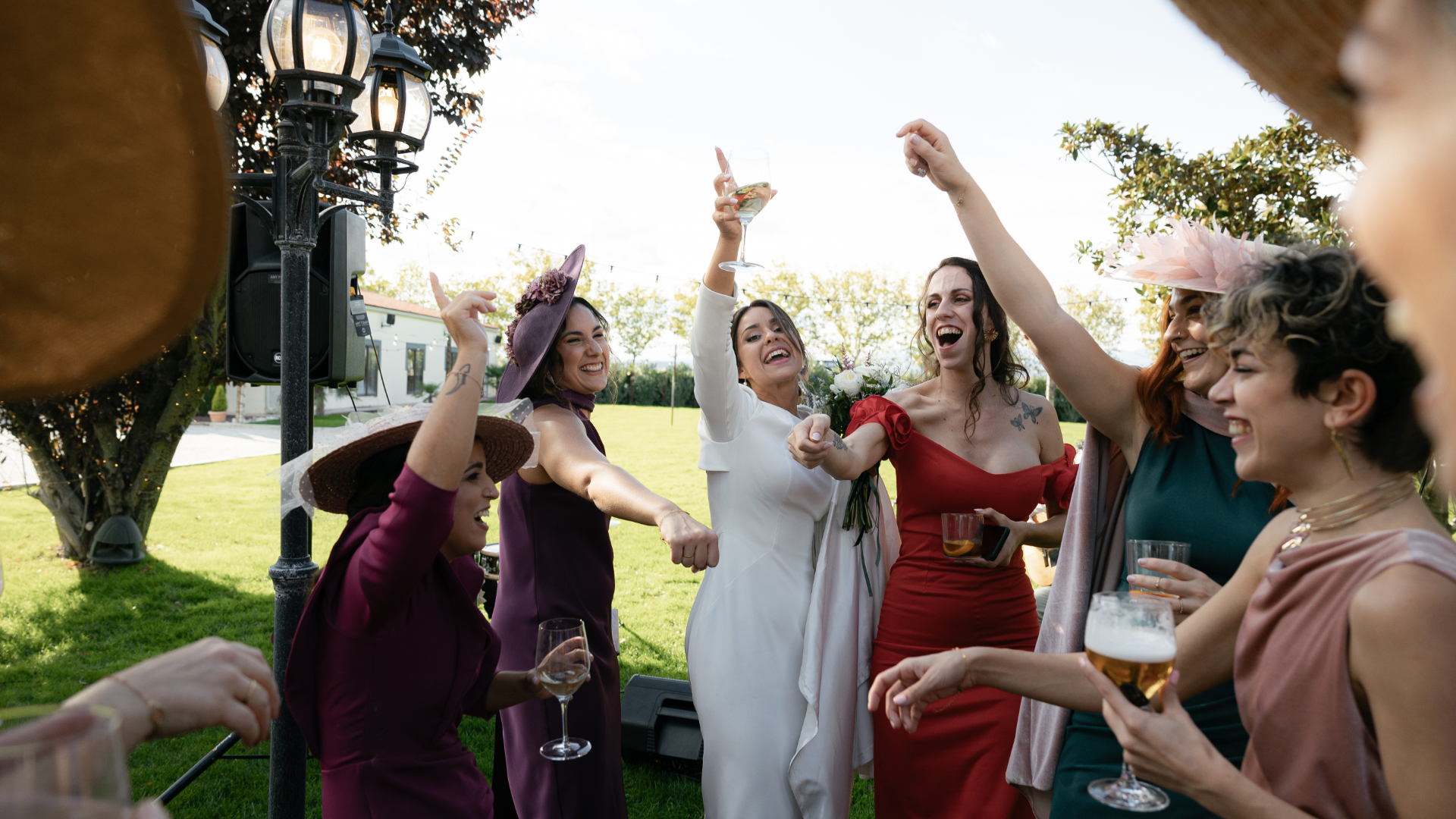 nvitados disfrutando de la fiesta de boda en Alcalá de Henares, capturados en un momento de risa y baile