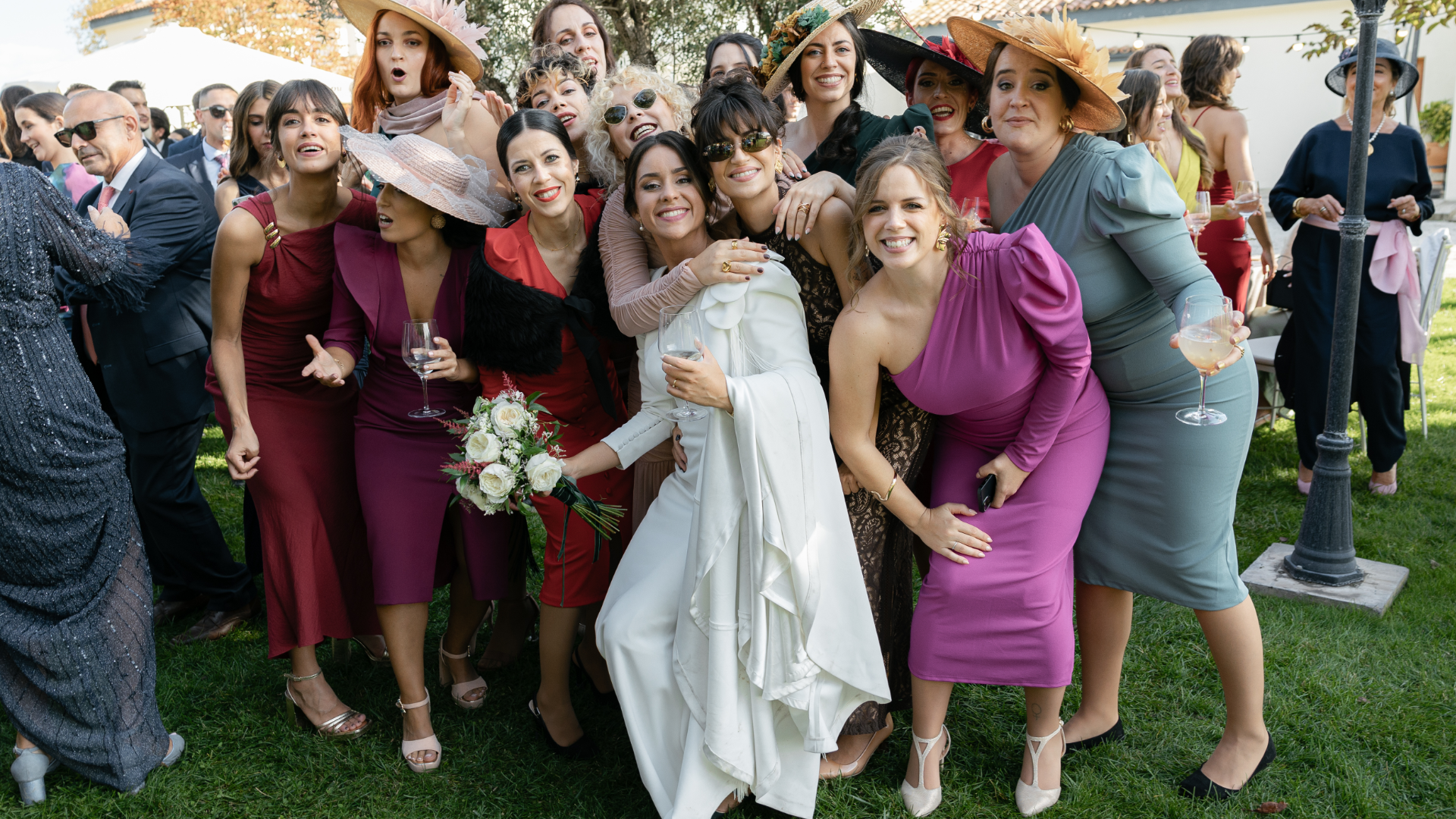 nvitados disfrutando de la fiesta de boda en Alcalá de Henares, capturados en un momento de risa y baile