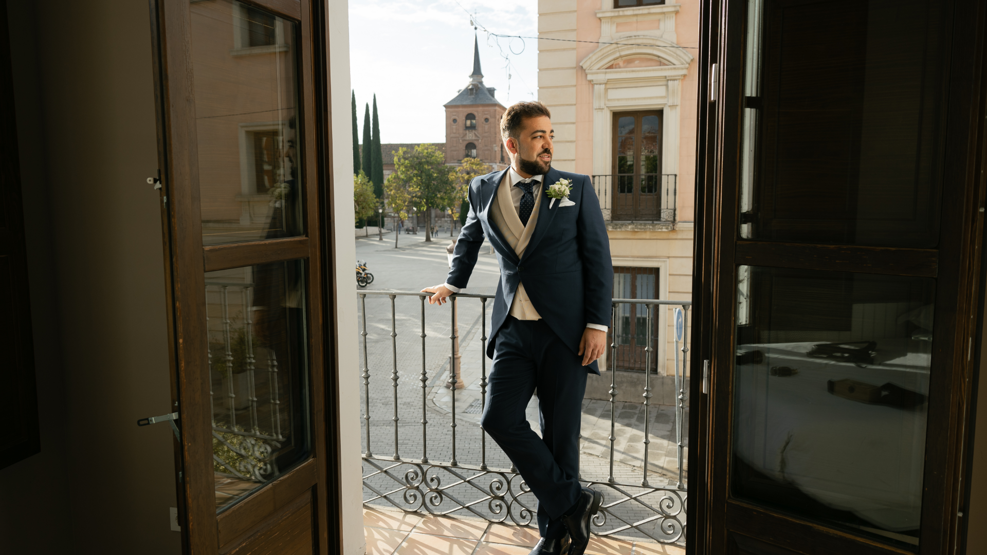 El novio ajustándose la corbata antes de la ceremonia en Alcalá de Henares