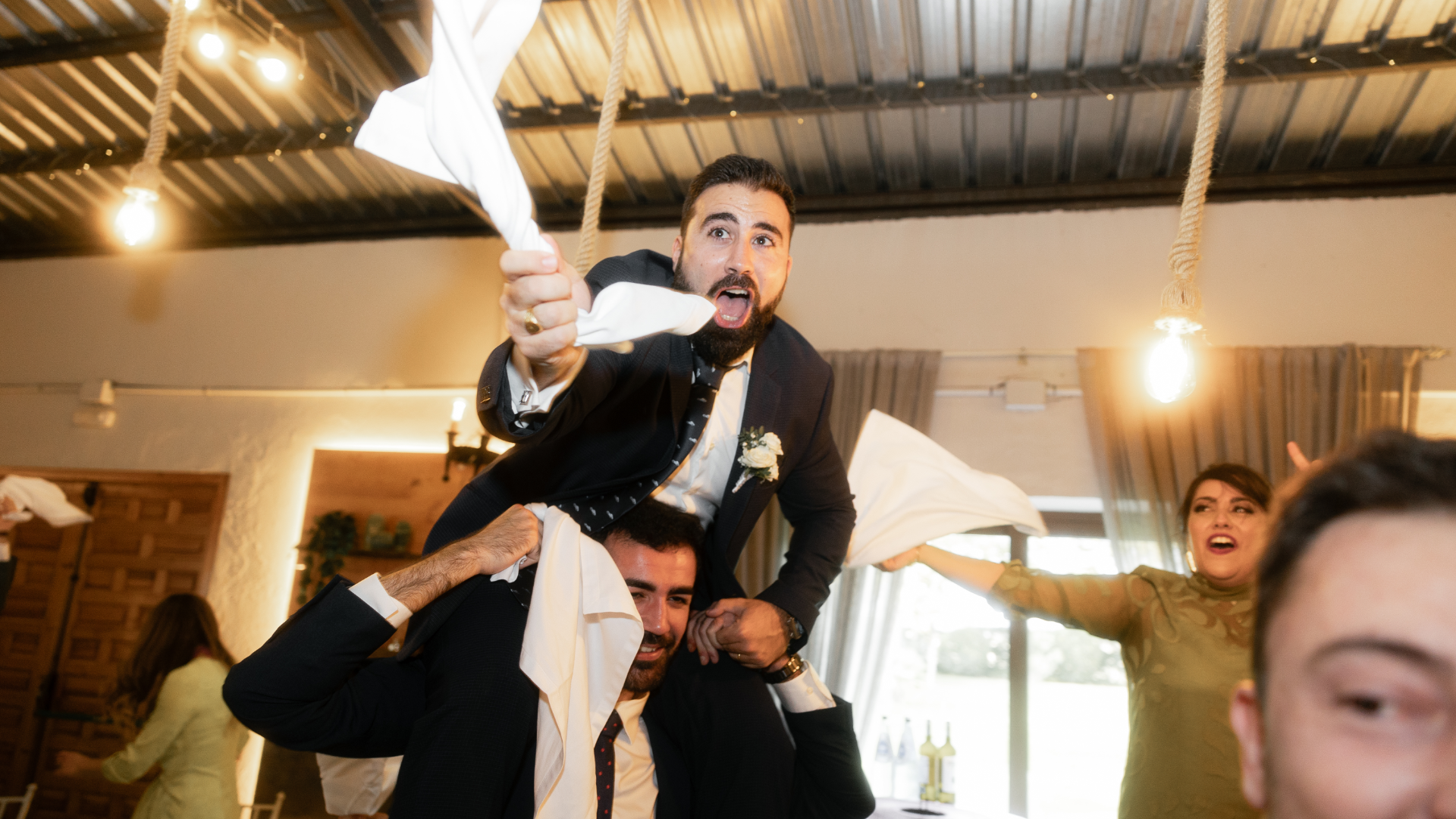 El banquete de boda con una decoración cuidada y detallada, donde los invitados celebraron junto a los novios en un ambiente acogedor y lleno de estilo