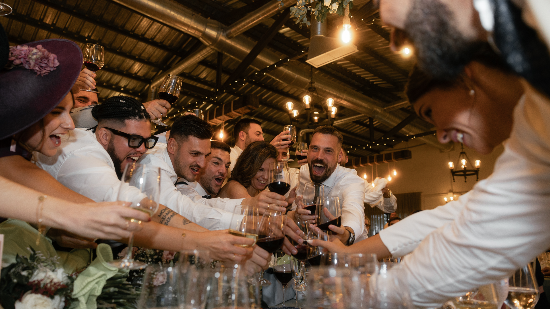 Invitados disfrutando de la fiesta de boda en Alcalá de Henares, capturados en un momento de risa y baile