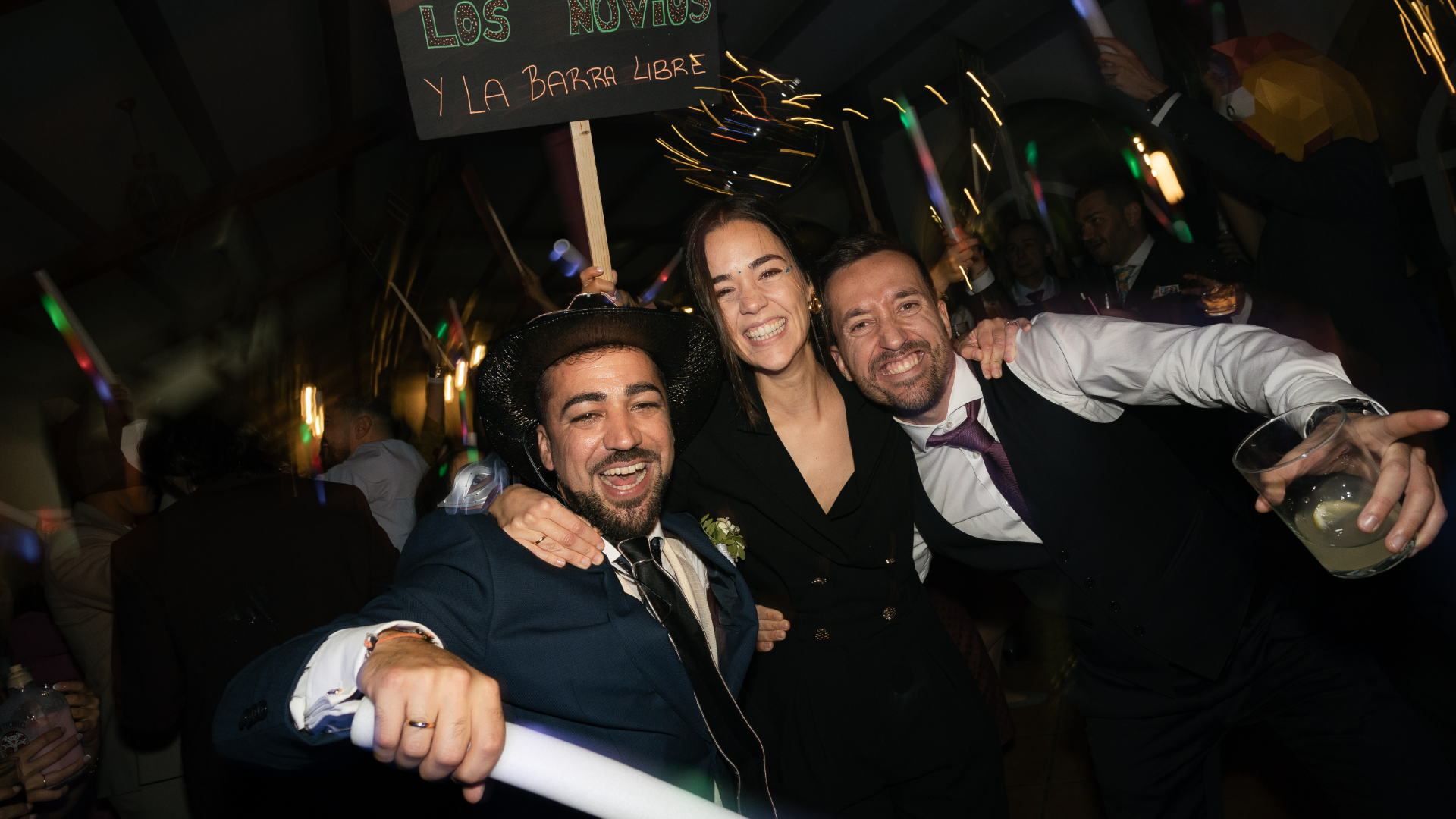 Invitados disfrutando de la fiesta de boda en Alcalá de Henares, capturados en un momento de risa y baile