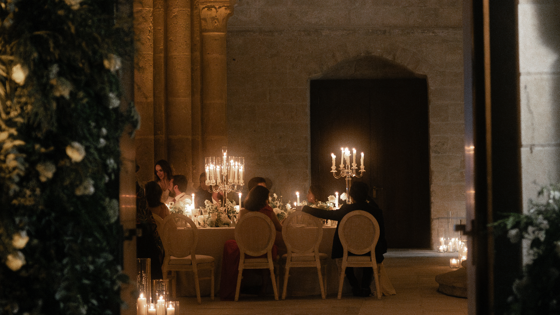 Vista de la mesa imperial decorada con velas en la iglesia de Abadía Retuerta durante el banquete