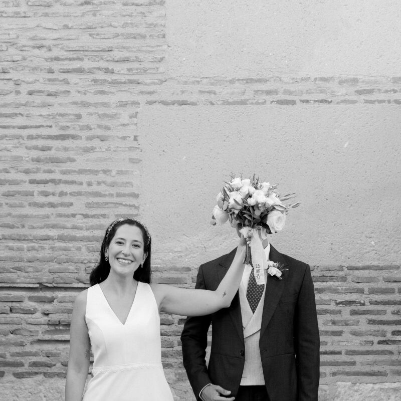 Sesión de pareja editorial en los jardines del Balneario de Olmedo.