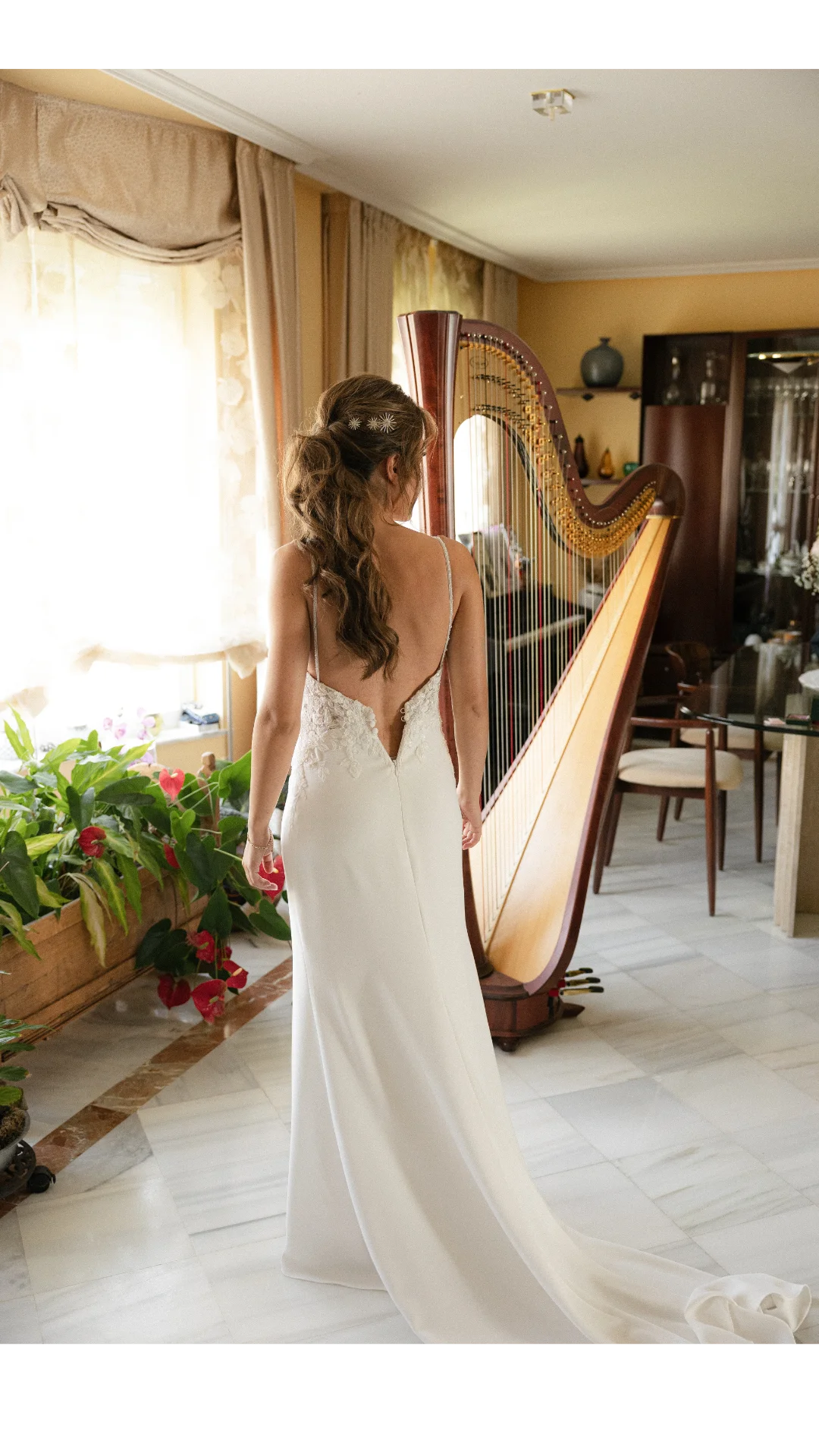 Boda en Salamanca 4 Novia vistiéndose en los preparativos — boda en Salamanca.