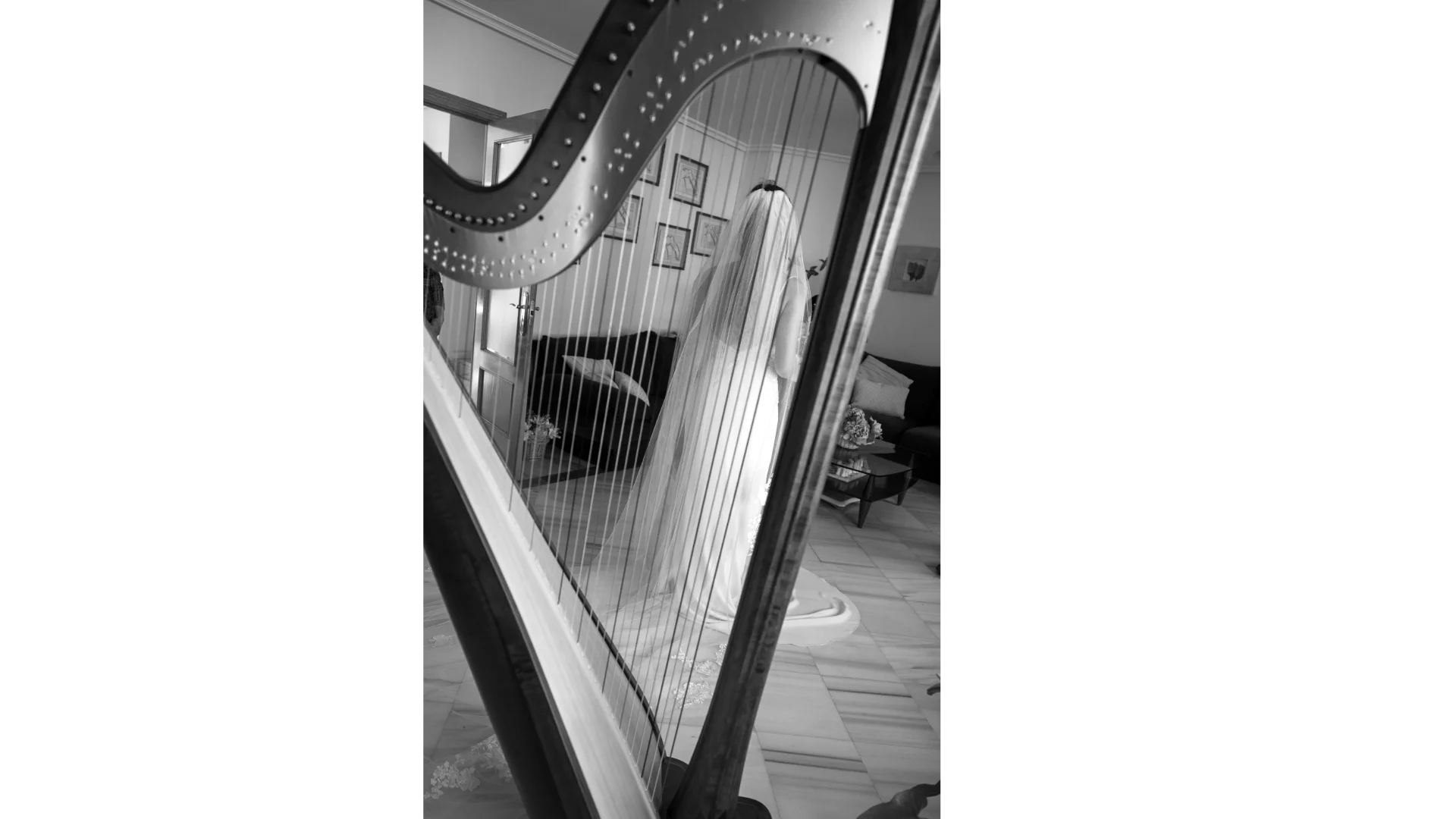 Boda en Salamanca 9 Novia vistiéndose en los preparativos — boda en Salamanca.